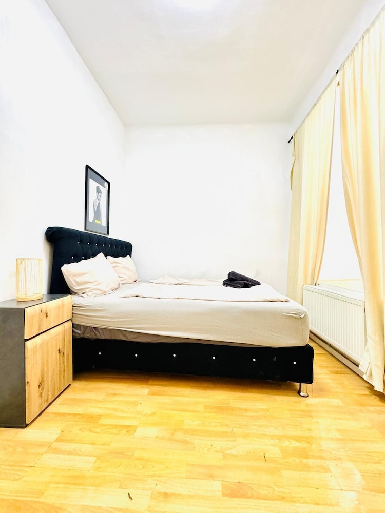 10BR Apt for Groups 8Min to Rathausplatz