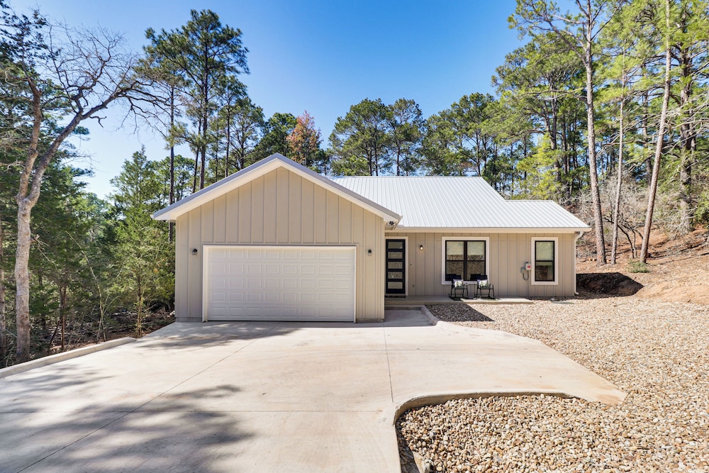 Hot Tub & Fire Pit: 'evergreen Escape' in Bastrop!