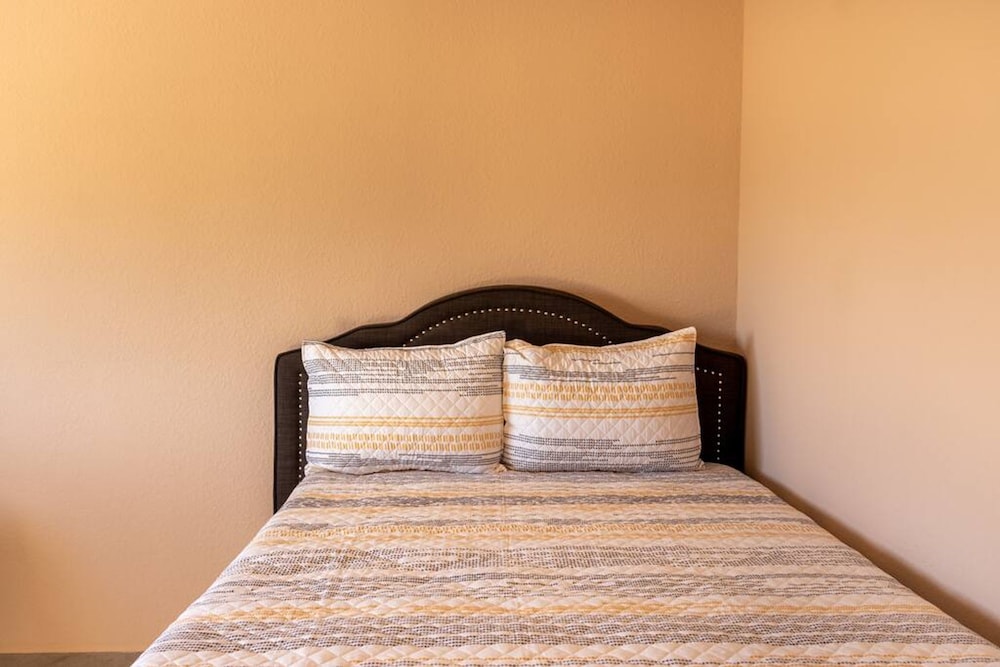 Apartment With Excellent In-town Location 2