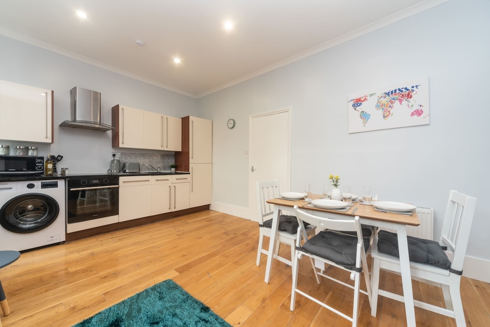 Clapham Art Apartment