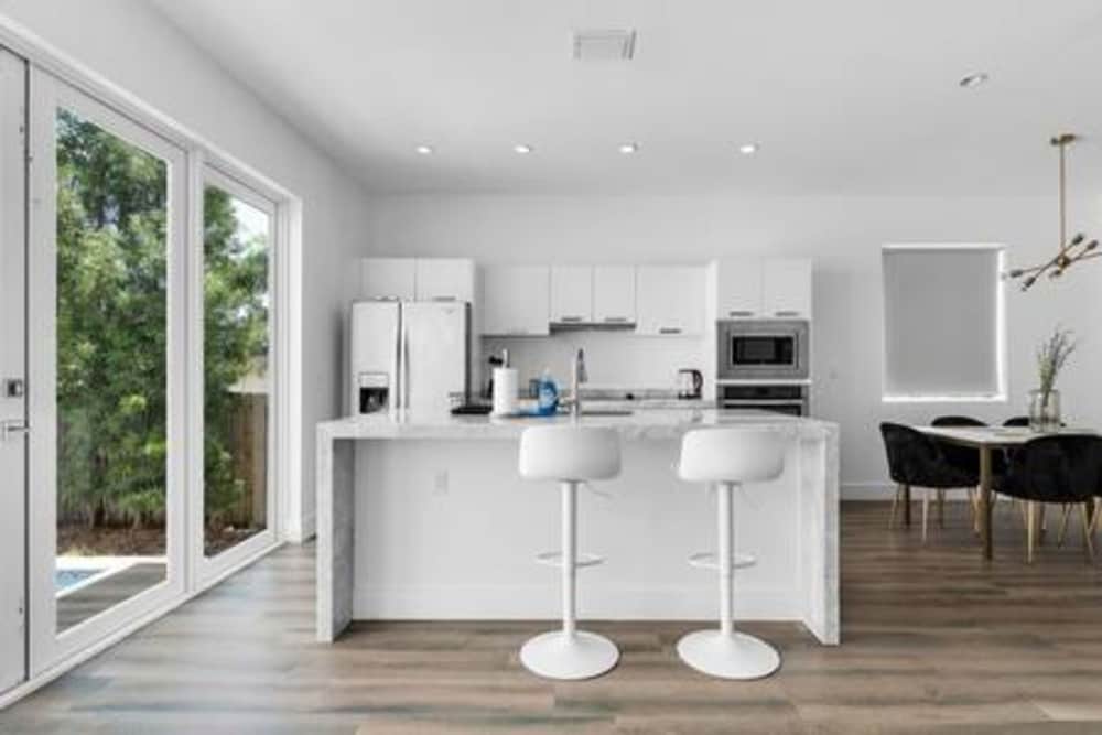 3282 SW 28th St Private Pool 4BD 2 5BA Parking Laundry Wi-fi