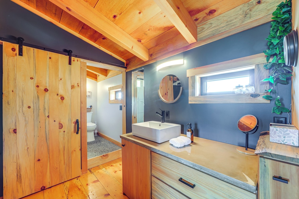 Kayak, Grill & Relax: Bo's Hideaway on Leland Pond