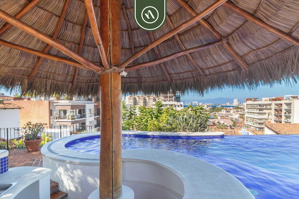 Stylish 2 BR Condo in Romantic Zone - Rooftop Pool