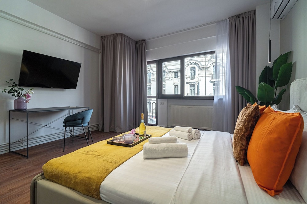 Playful & Trendy 2BR on Regina Elisabeta, Steps to Cismigiu Gardens | Bathtub & Boulevard Views