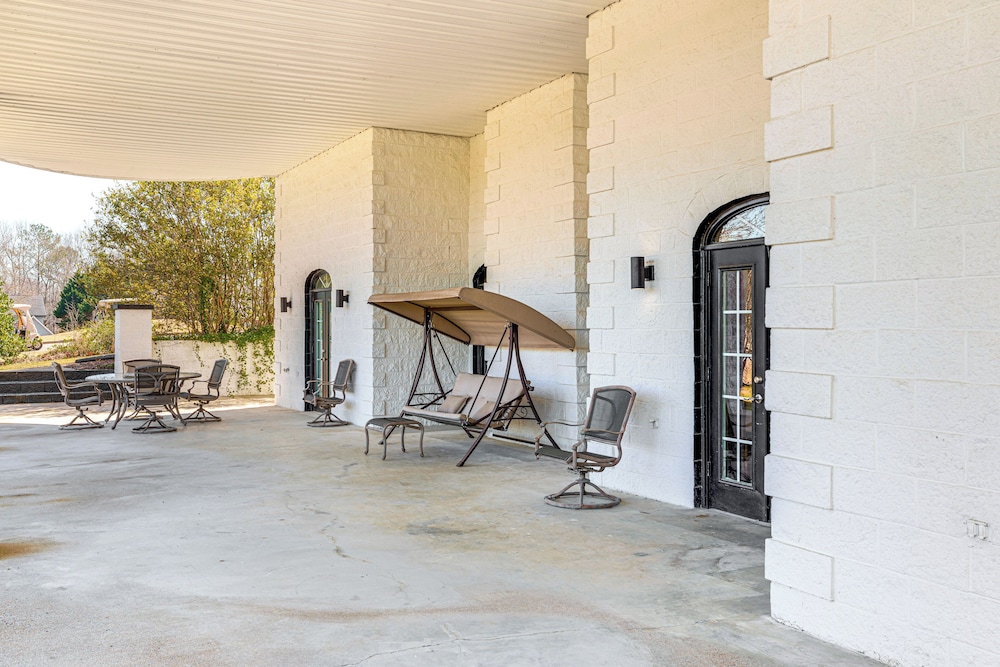 Golfer's Paradise: Meadow Lakes Manor Retreat!