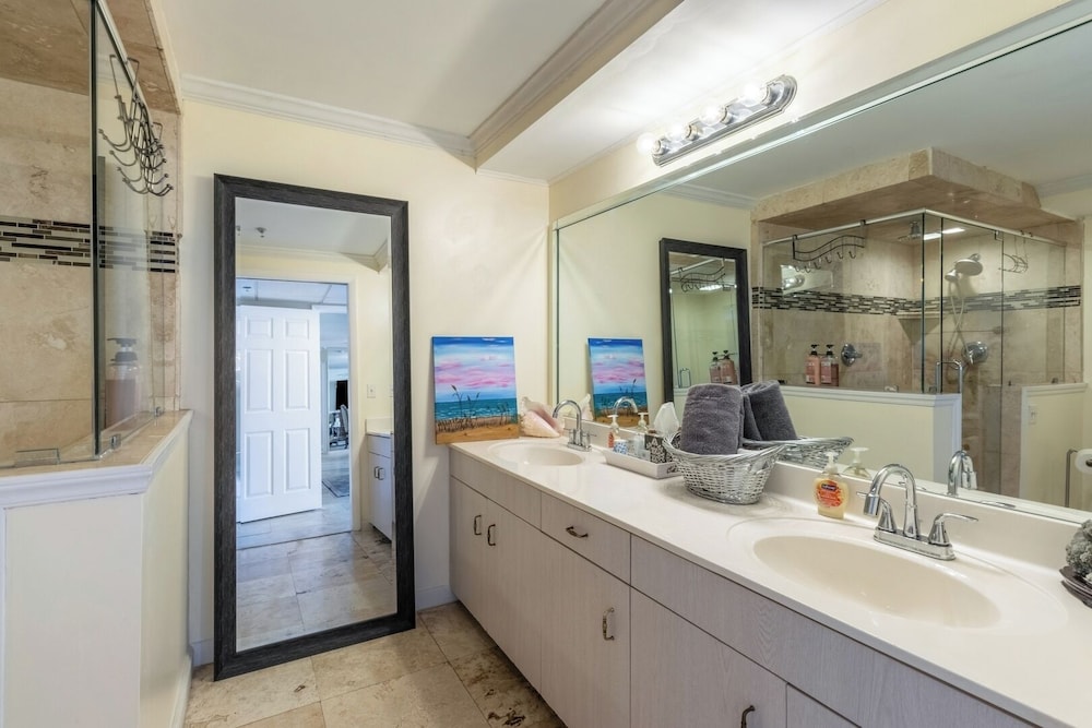 3BR Gulf-front Luxury w/ Pool Bar & Spa Baths