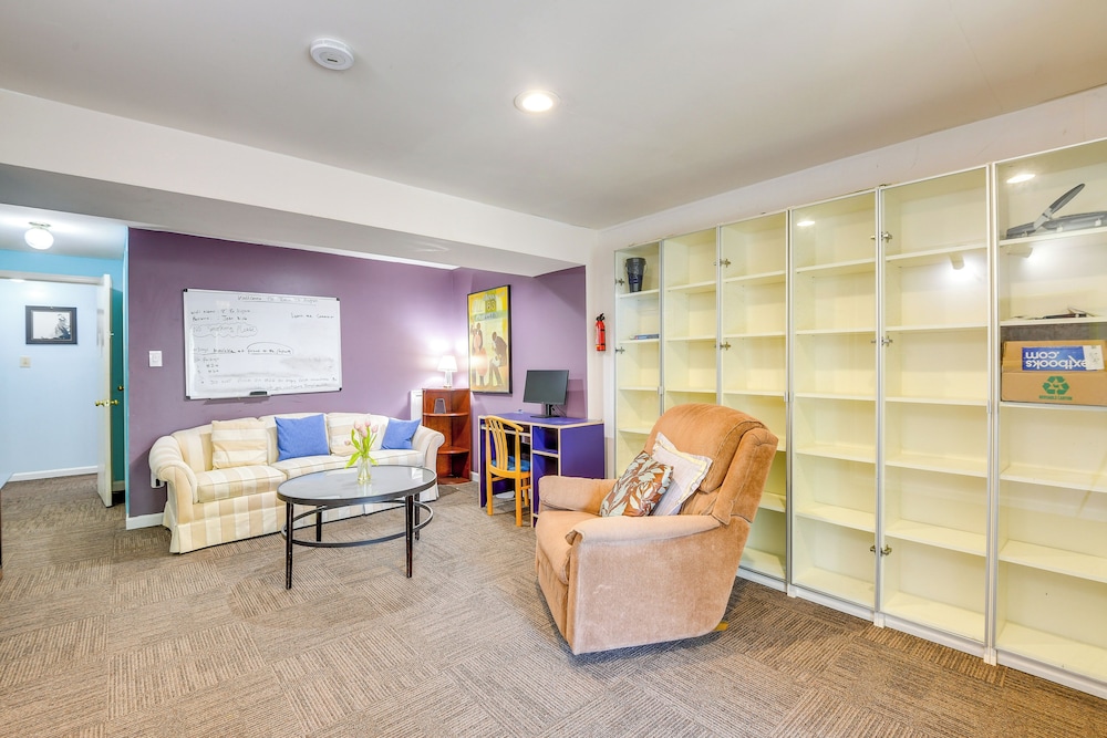 Close to Hospital & Dulles: Herndon Townhome