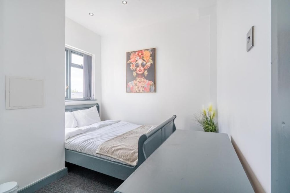 Sheffield 4 Bed Home by Broomhill Village