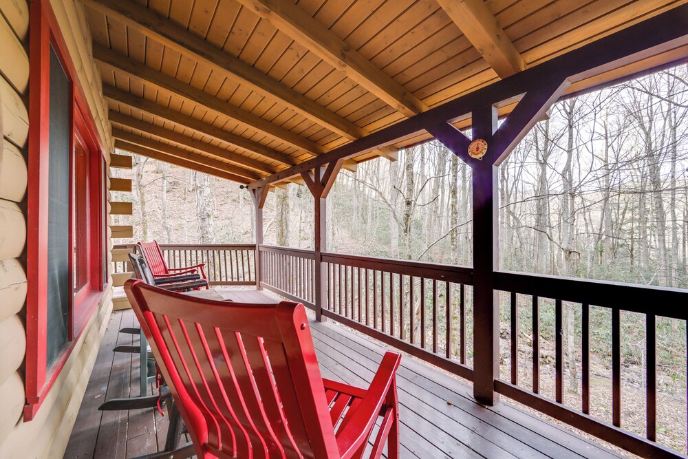 Creek On-site! Cabin 7 Mi to Cataloochee Ski Area