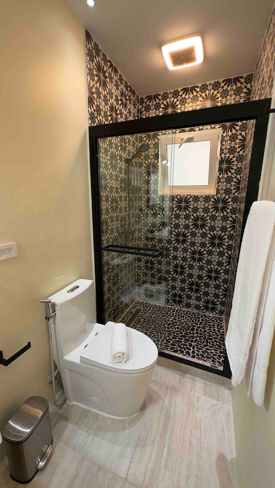 New 5 Bedroom Private Pool Near Superfood