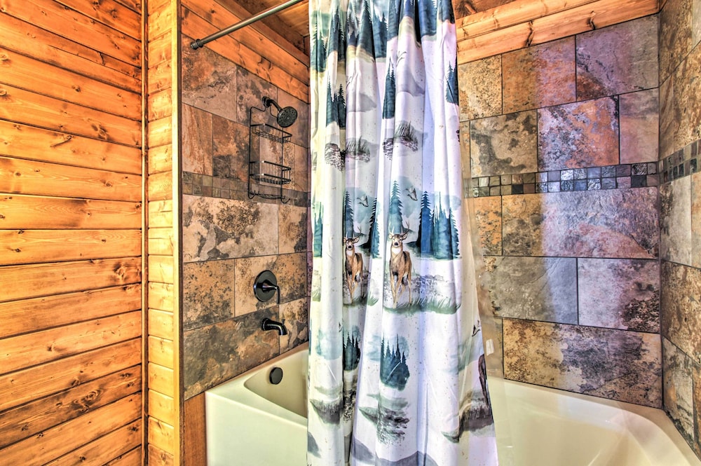 2 Mi to Ober Mtn: Hot Tub & Deck at Cozy Cabin!