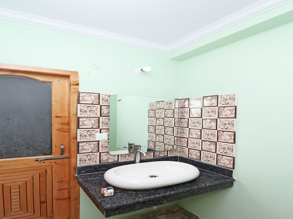 OYO 13743 Home Modern 2BHK Near Mall Road