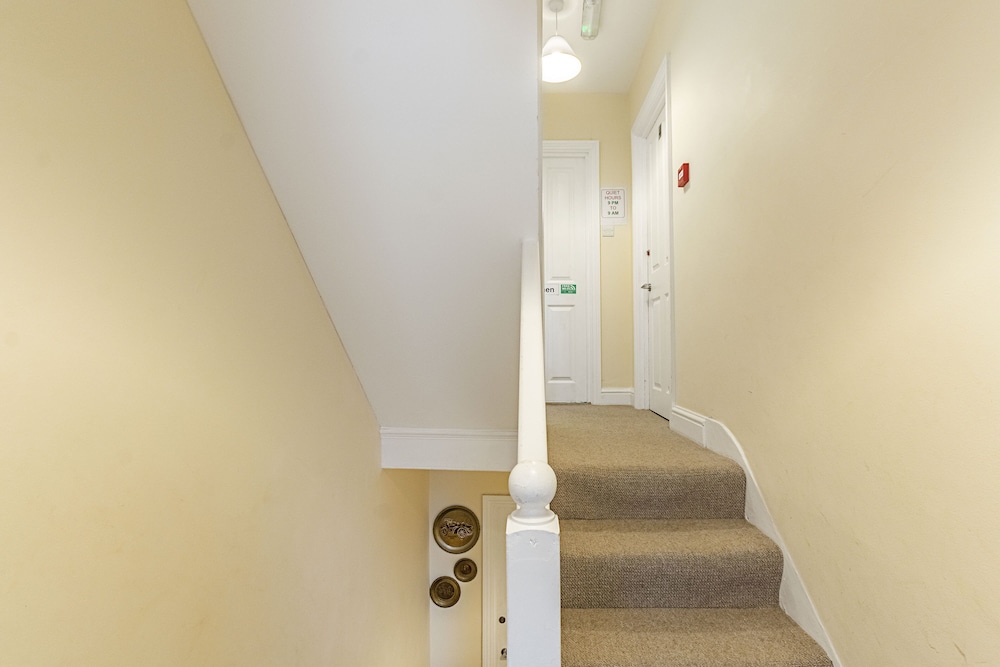 Greyhound Road Rooms
