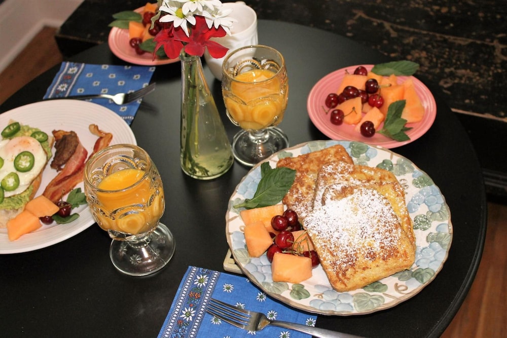 Photograph supplied for Belmont Blvd Bed and Breakfast