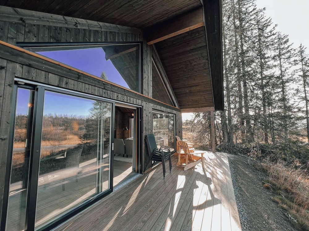 Modern Mountain Cabin - Outdoor Hot Tub - 8 Beds