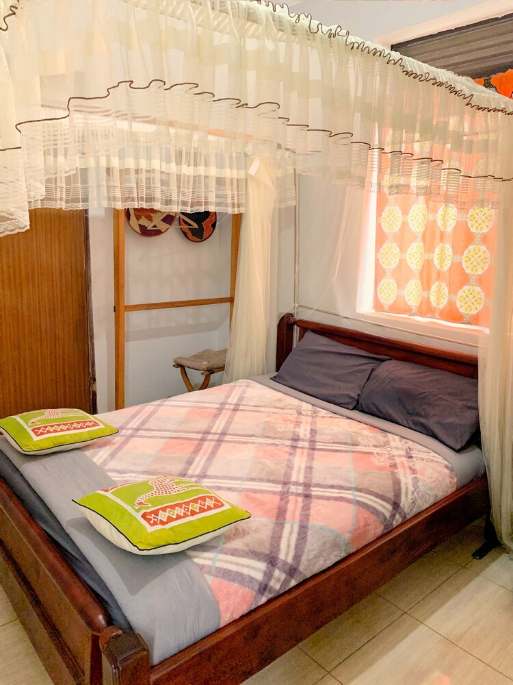 MISSIONS CAFE & GUESTHOUSE