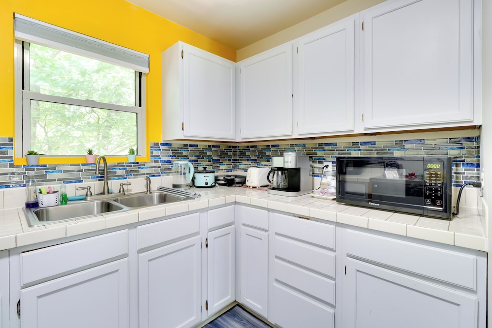 1 Mi to Dtwn + Fenced Yard: Georgetown Getaway!