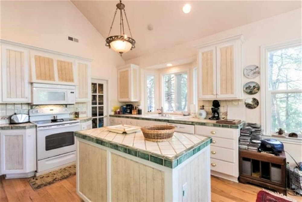 Light And Bright 3 Bedroom Home by RedAwning