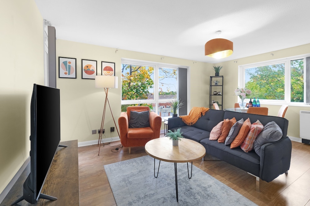 Modern 2 Bedroom Apt in Broadlands Court