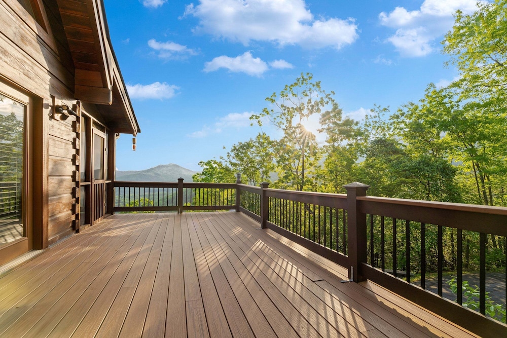Breathtaking Hideaway 5 Bedroom Cabin