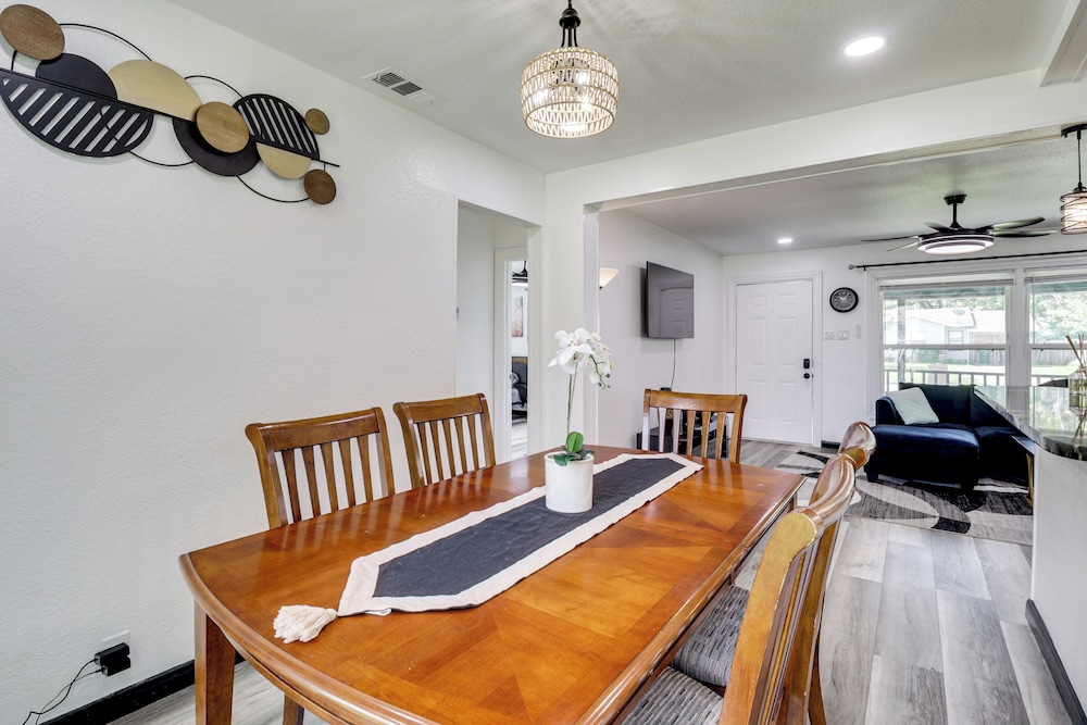 1 Mi to At&t Stadium: Family Home w/ Large Yard!