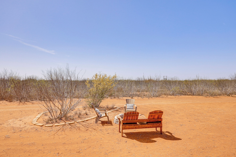 Hike, Hunt & Fish: Pet-friendly Studio in Dilley!