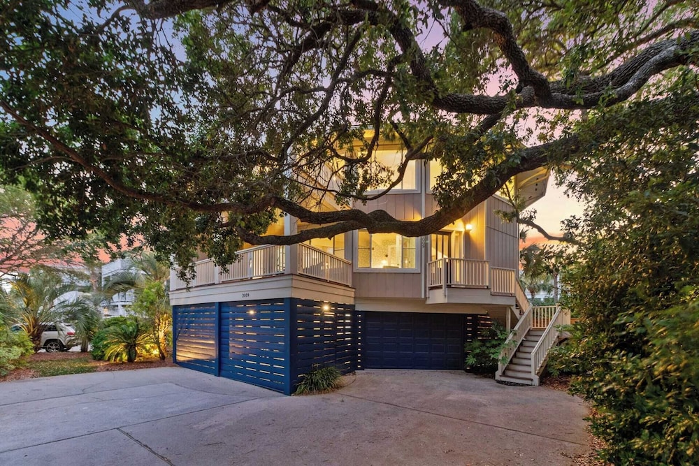 Private Pool, Putting Green & Steps to Isle of Palms Beach Paradise on Palm