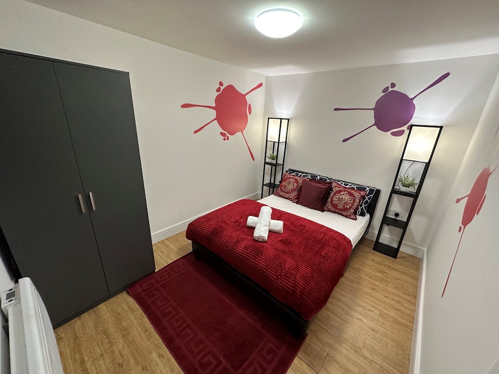 Beautiful 1-bed House in Edgware view 2
