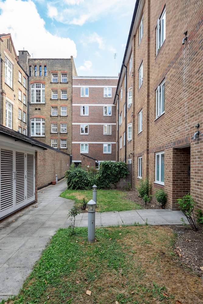 Hoxton 2 Bed Apartment by BaseToGo
