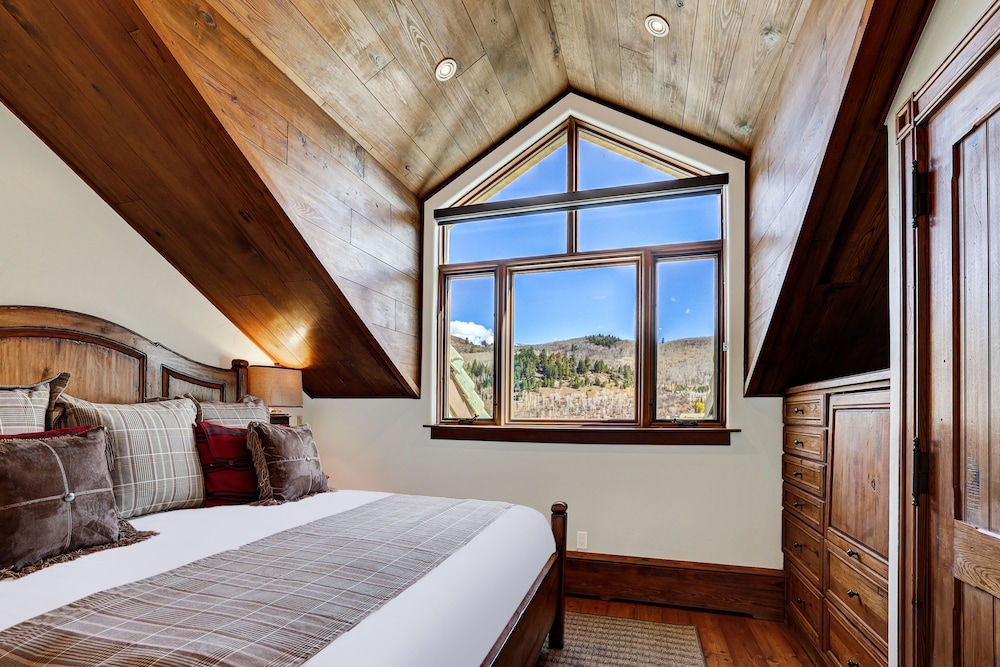 Stunning Views - Renovated Condo In Pines Lodge 2 Bedroom Condo