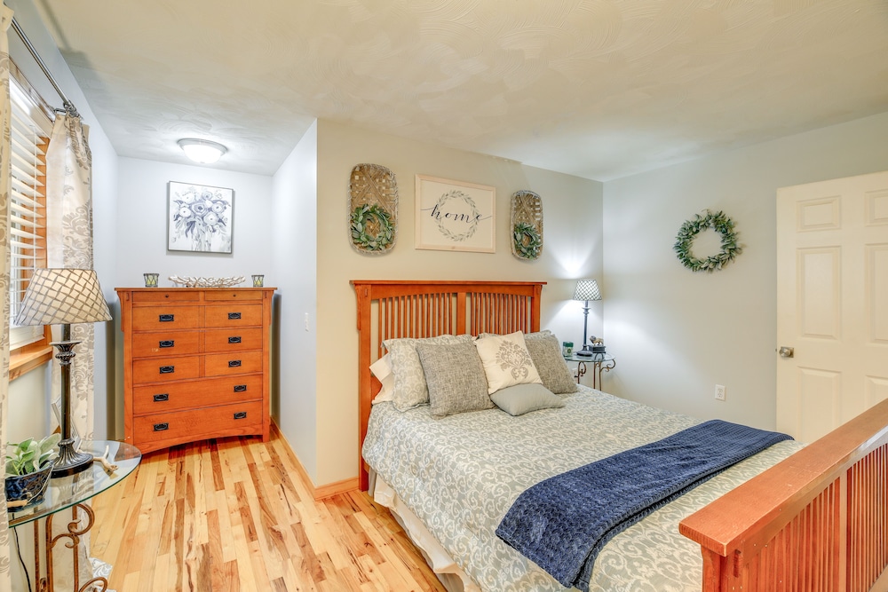 Tranquil Mountain Getaway in Troutdale: Game Room! view 5