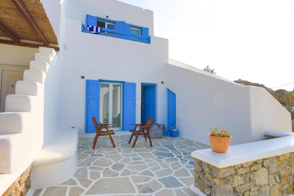 Maganos Eikosidio in Thira view 4