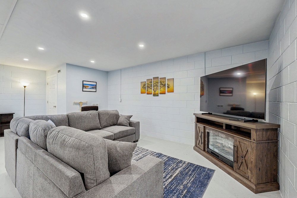 Charming 3BR Home w/ Lake Access & Pool Table