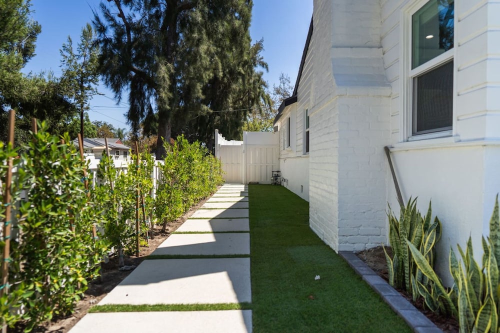Remodeled 3BR House w Hot Tub Fenced Yard p58