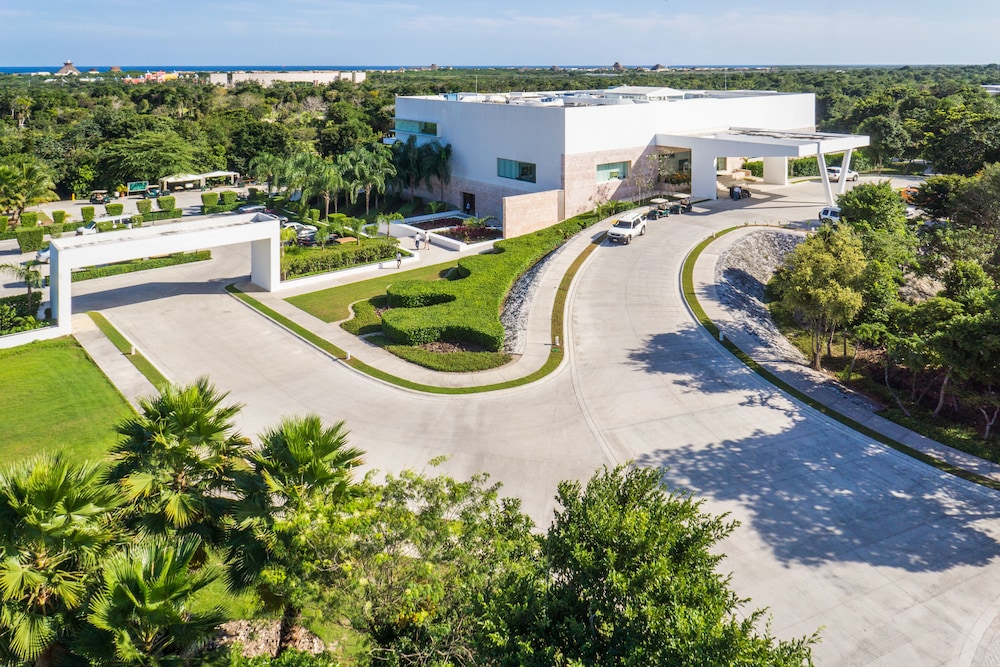 Hotel Bahia Principe Vacation Rentals - Four-Bedroom House - Image 1