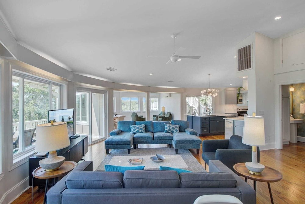 Private Pool, Putting Green & Steps to Isle of Palms Beach Paradise on Palm