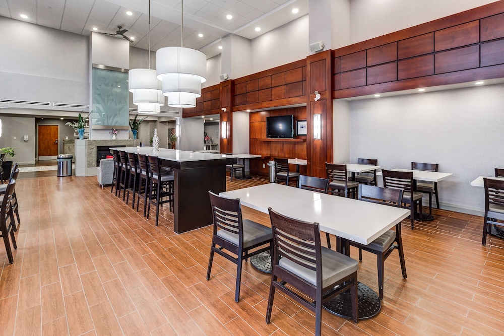 Brantford Vacations - Hampton Inn  Suites by Hilton Brantford Conference Centre - Property Image 47