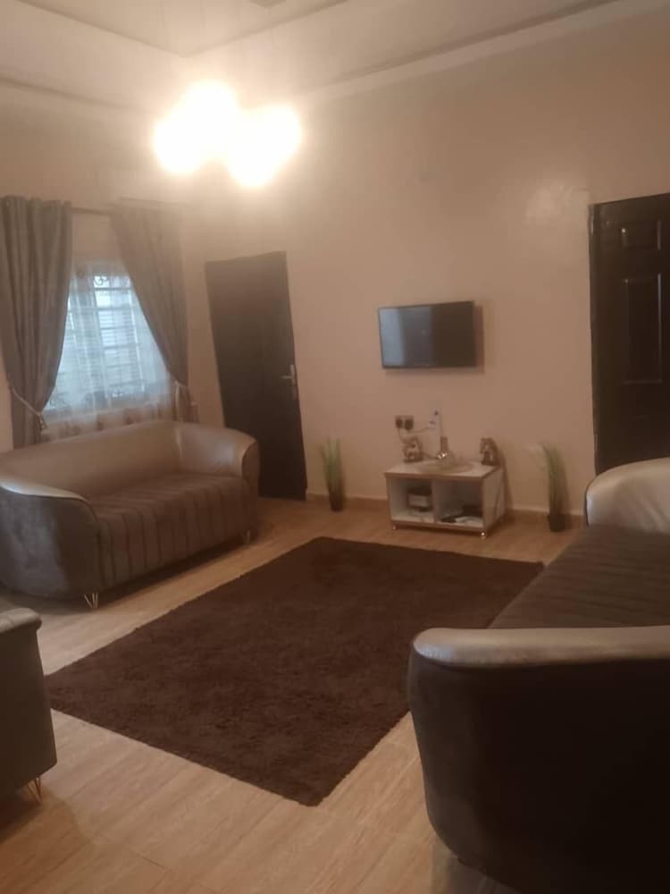 Claramojisola - Eunice Apartments
