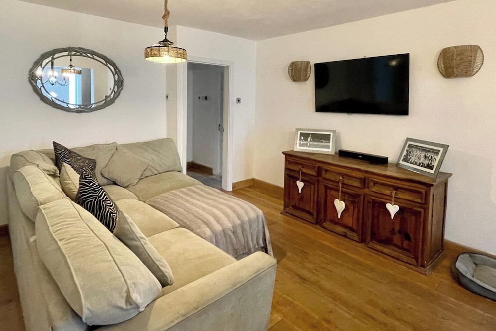 4 Bedroom House, Sleeps 8- Hot Tub, Pets, Parking