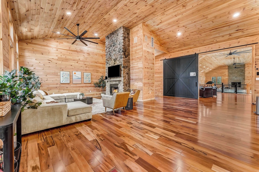 Grand Timber by Avantstay Indoor Pool, Sports Court, Game Room, & More!