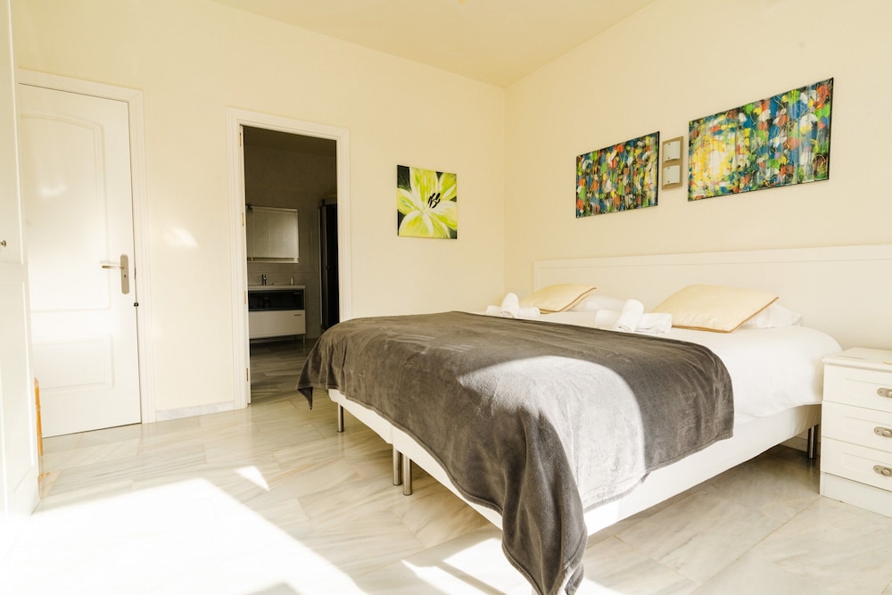 Villa in Marbella With Private Pool and Beach