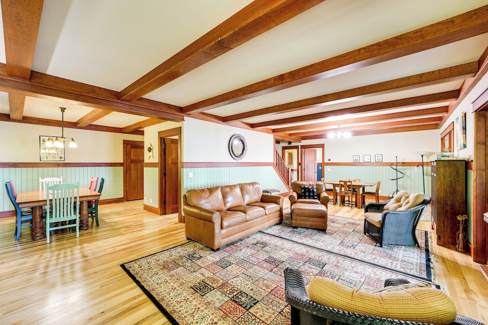 Hamlin Lake Retreat: Spacious Stay for Groups!