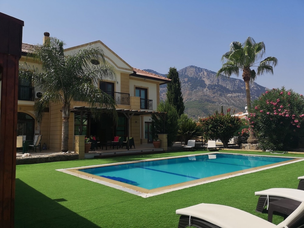 Stunning Private Villa - Beautiful Gardens & Pool