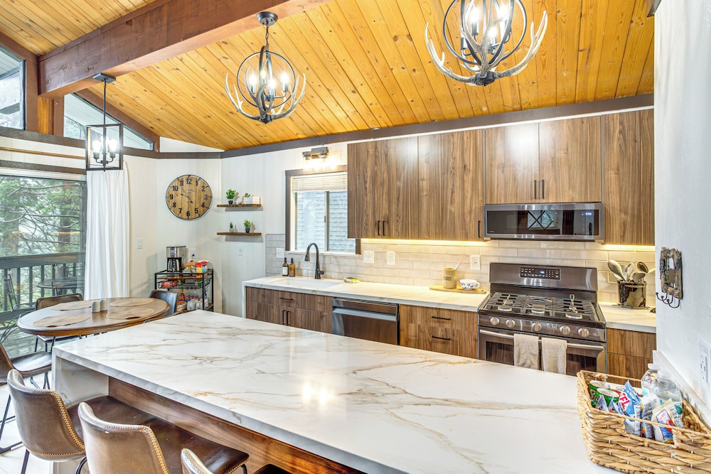 3 Mi to Lake Arrowhead Village: Pine-view Home!