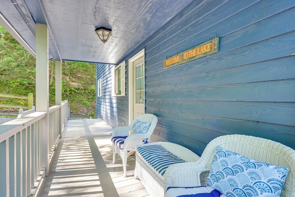 Lakefront Murphy Getaway w/ Deck, Dock & Kayaks!