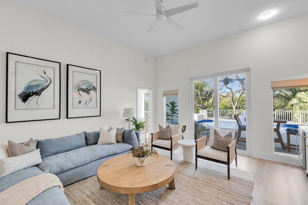 New Listing! Reel Joy Waterfront Luxe With Pool And Private Dock 4 Bedroom Home