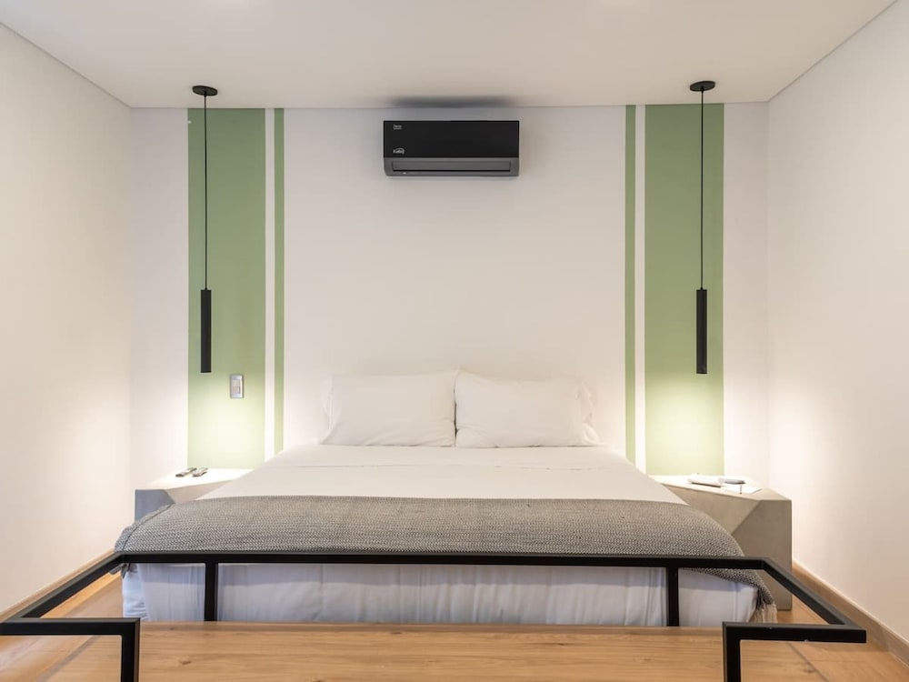Cozy 3 BR w Balcony in Laureles Medell n
