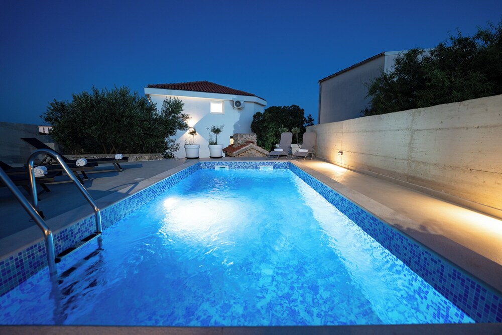 Holiday Home Tika's Blue-Private Pool