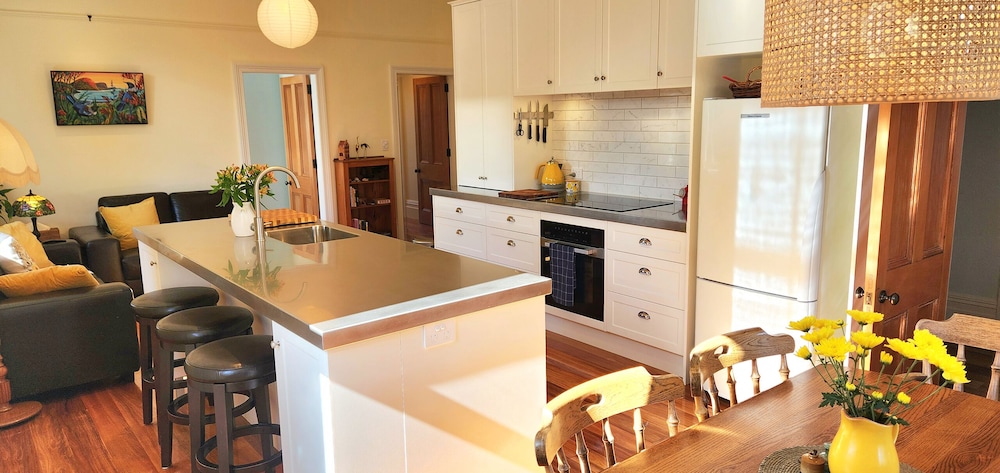 Rewa House ~ city home, 3 bedrooms, walk to CBD view 5