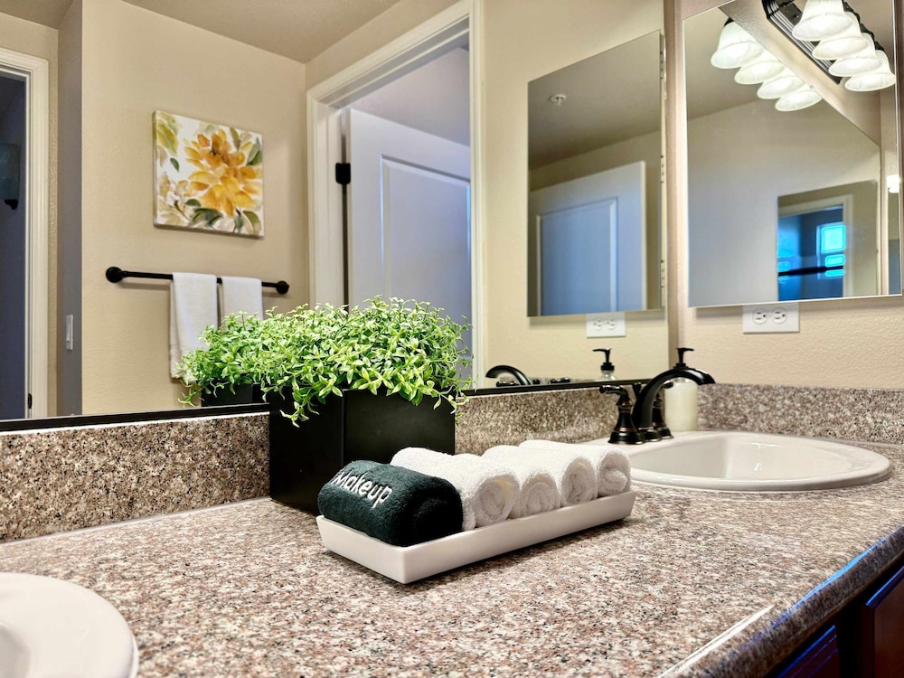 New Trendy 1BR Apartment With Heated Pool Gym Minigolf